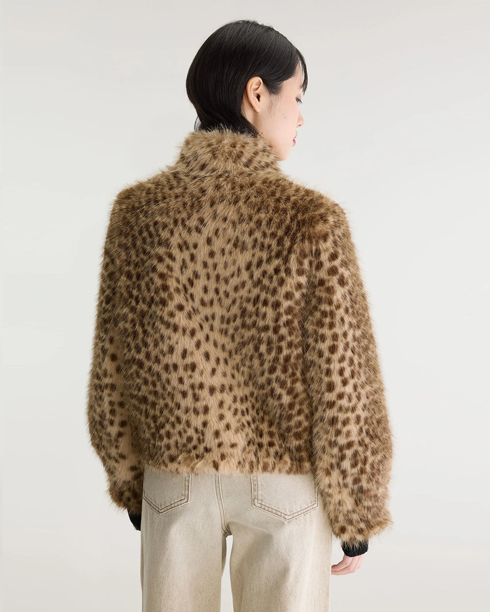 Kurtka ze sztucznego futra w panterkę Enjoy Leopard Print marki Bellerose w stylu vintage, w ciepłych odcieniach beżu i brązu. Model wyróżnia się regularnym krojem, stójką i długimi rękawami. Ma lekko elastyczny dół, który zapewnia dopasowanie do sylwetki.&nbsp;

-Regularny krój

-Wykończenie z miękkiego, sztucznego futerka

-Wzór w panterkę