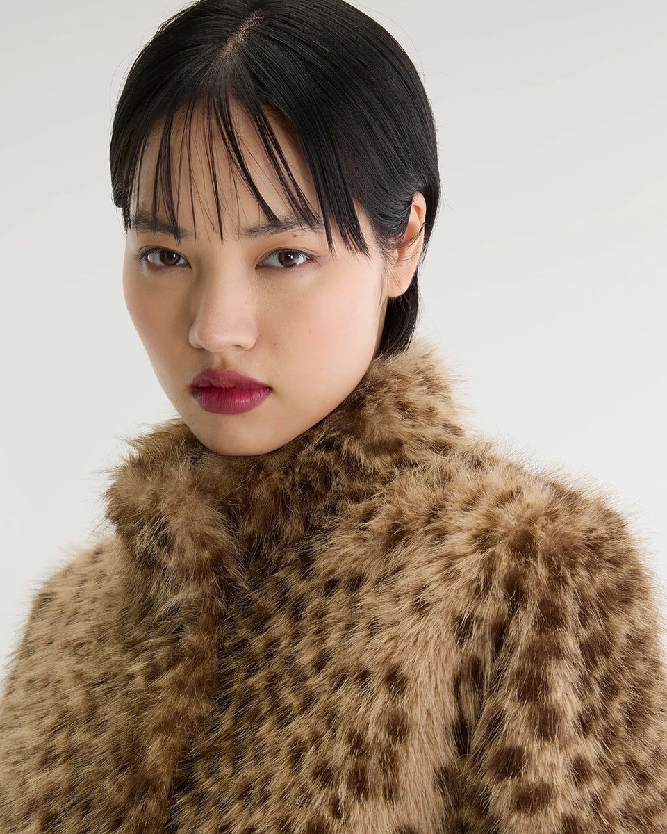 Kurtka ze sztucznego futra w panterkę Enjoy Leopard Print marki Bellerose w stylu vintage, w ciepłych odcieniach beżu i brązu. Model wyróżnia się regularnym krojem, stójką i długimi rękawami. Ma lekko elastyczny dół, który zapewnia dopasowanie do sylwetki.&nbsp;

-Regularny krój

-Wykończenie z miękkiego, sztucznego futerka

-Wzór w panterkę
