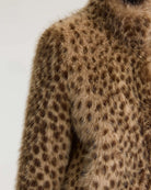Kurtka ze sztucznego futra w panterkę Enjoy Leopard Print marki Bellerose w stylu vintage, w ciepłych odcieniach beżu i brązu. Model wyróżnia się regularnym krojem, stójką i długimi rękawami. Ma lekko elastyczny dół, który zapewnia dopasowanie do sylwetki.&nbsp;

-Regularny krój

-Wykończenie z miękkiego, sztucznego futerka

-Wzór w panterkę