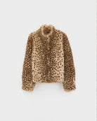 Kurtka ze sztucznego futra w panterkę Enjoy Leopard Print marki Bellerose w stylu vintage, w ciepłych odcieniach beżu i brązu. Model wyróżnia się regularnym krojem, stójką i długimi rękawami. Ma lekko elastyczny dół, który zapewnia dopasowanie do sylwetki.&nbsp;

-Regularny krój

-Wykończenie z miękkiego, sztucznego futerka

-Wzór w panterkę