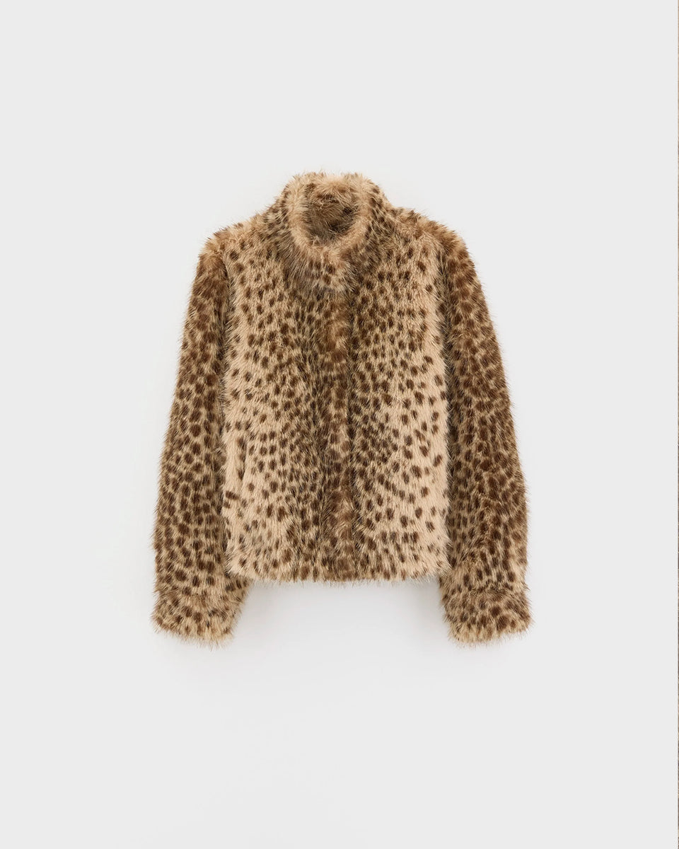 Kurtka ze sztucznego futra w panterkę Enjoy Leopard Print marki Bellerose w stylu vintage, w ciepłych odcieniach beżu i brązu. Model wyróżnia się regularnym krojem, stójką i długimi rękawami. Ma lekko elastyczny dół, który zapewnia dopasowanie do sylwetki.&nbsp;

-Regularny krój

-Wykończenie z miękkiego, sztucznego futerka

-Wzór w panterkę