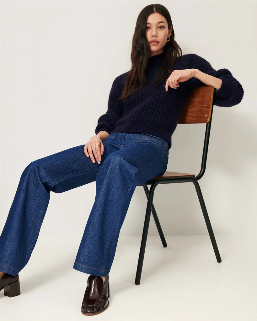 Granatowy sweter Eole Navy francuskiej marki Sessun z okrągłym dekoltem i długimi bufiastymi rękawami. Wykonany z puszystej dzianiny typu half-cardigan.&nbsp;
