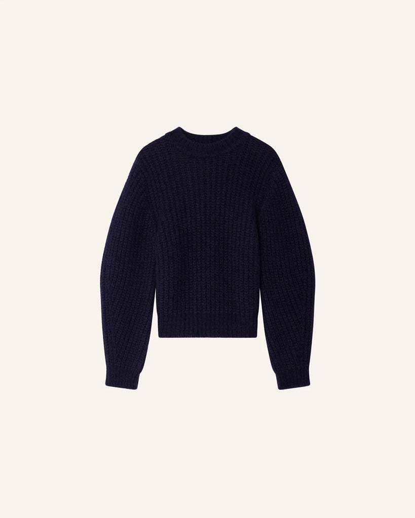 Granatowy sweter Eole Navy francuskiej marki Sessun z okrągłym dekoltem i długimi bufiastymi rękawami. Wykonany z puszystej dzianiny typu half-cardigan.&nbsp;
