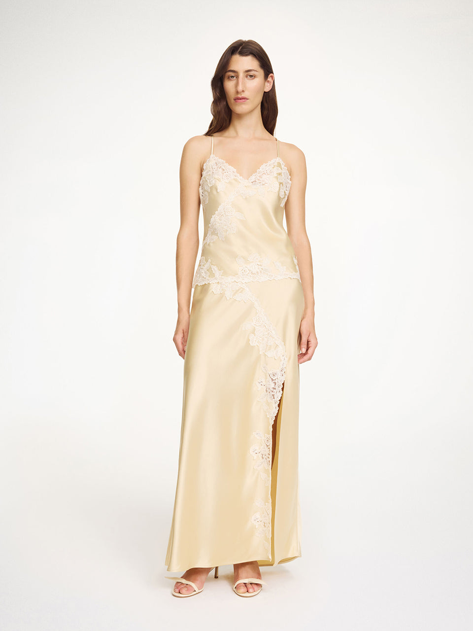 Romantyczna, satynowa, maxi spódnica Erika Vanilla Cream By Malene Birger z koronkowymi detalami w stylu vintage, zapięciem na zamek błyskawiczny i haftkę. Posiada efektowne rozcięcie z przodu. Wykonana z niezwykle miękkiej, szybko schnącej i wygodnej w noszeniu tkaniny.&nbsp;

-Koronkowe wykończenia&nbsp;

-Rozcięcie z przodu

-Zamów spódnicę w swoim standardowym rozmiarze
