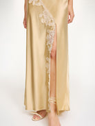 Romantyczna, satynowa, maxi spódnica Erika Vanilla Cream By Malene Birger z koronkowymi detalami w stylu vintage, zapięciem na zamek błyskawiczny i haftkę. Posiada efektowne rozcięcie z przodu. Wykonana z niezwykle miękkiej, szybko schnącej i wygodnej w noszeniu tkaniny.&nbsp;

-Koronkowe wykończenia&nbsp;

-Rozcięcie z przodu

-Zamów spódnicę w swoim standardowym rozmiarze