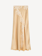 Romantyczna, satynowa, maxi spódnica Erika Vanilla Cream By Malene Birger z koronkowymi detalami w stylu vintage, zapięciem na zamek błyskawiczny i haftkę. Posiada efektowne rozcięcie z przodu. Wykonana z niezwykle miękkiej, szybko schnącej i wygodnej w noszeniu tkaniny.&nbsp;

-Koronkowe wykończenia&nbsp;

-Rozcięcie z przodu

-Zamów spódnicę w swoim standardowym rozmiarze