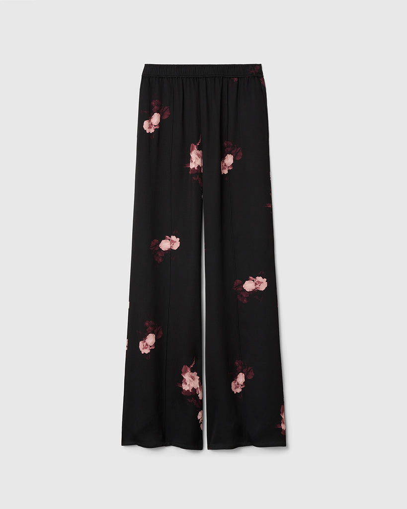 Zwiewne, lejące spodnie Ezra Wine Black w kwiatowy print z elastycznym pasem na gumce i kieszeniami po bokach. Mają wysoki stan i rozszerzaną nogawkę.&nbsp;