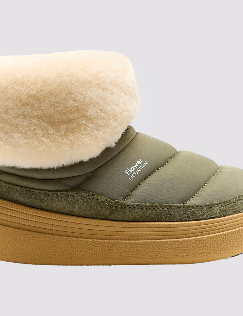 Zamszowe botki Fami Mid Shearling Grey Beige z podszewką z owczej skóry są połączeniem wysokich trampek i kapci. Charakteryzują się kokosowymi liniami i delikatną wyściółką na zamszowej cholewce. Mają wkładkę z korka, gumową podeszwę i zapięcie na kostce z małym ściągaczem i gumowym obszyciem. Idealne na zimę.

-Rozmiarówka jest standardowa. Zamów w rozmiarze, który zazwyczaj nosisz.