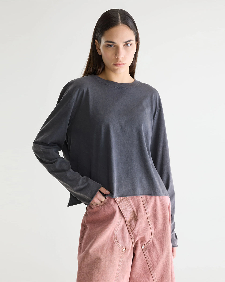 Luźny longsleeve w kolorze spranej czerni Fercy Black Beauty marki BELLEROSE z surowym wykończeniem i haftowanym logo marki. Posiada okrągły dekolt i długie rękawy. Wykonany w 100% z bawełny.&nbsp;

-Luźny krój

-Efekt sprania

-Zamów w swoim standardowym rozmiarze
