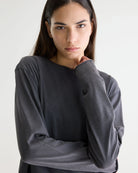 Luźny longsleeve w kolorze spranej czerni Fercy Black Beauty marki BELLEROSE z surowym wykończeniem i haftowanym logo marki. Posiada okrągły dekolt i długie rękawy. Wykonany w 100% z bawełny.&nbsp;

-Luźny krój

-Efekt sprania

-Zamów w swoim standardowym rozmiarze