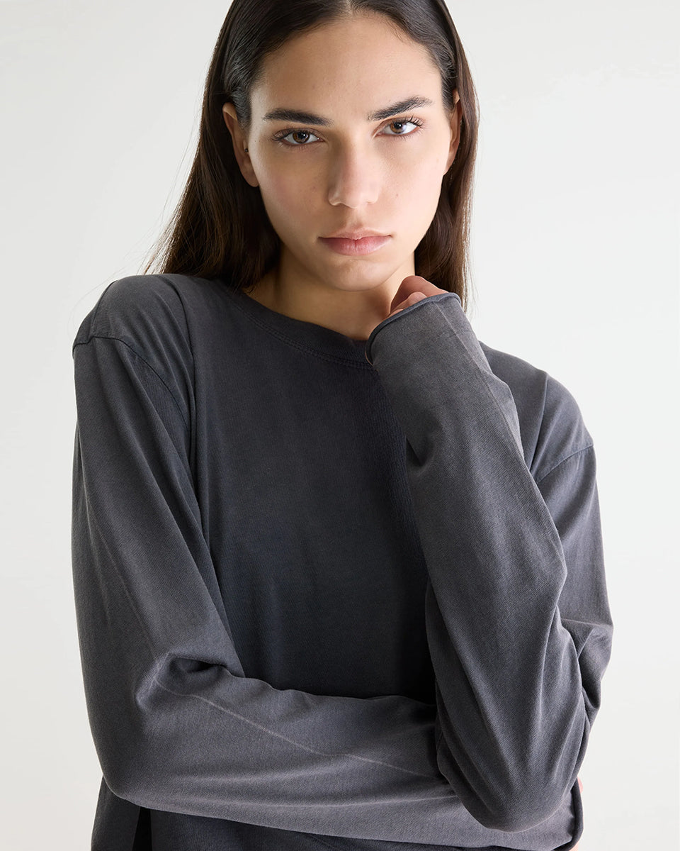 Luźny longsleeve w kolorze spranej czerni Fercy Black Beauty marki BELLEROSE z surowym wykończeniem i haftowanym logo marki. Posiada okrągły dekolt i długie rękawy. Wykonany w 100% z bawełny.&nbsp;

-Luźny krój

-Efekt sprania

-Zamów w swoim standardowym rozmiarze