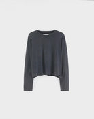 Luźny longsleeve w kolorze spranej czerni Fercy Black Beauty marki BELLEROSE z surowym wykończeniem i haftowanym logo marki. Posiada okrągły dekolt i długie rękawy. Wykonany w 100% z bawełny.&nbsp;

-Luźny krój

-Efekt sprania

-Zamów w swoim standardowym rozmiarze