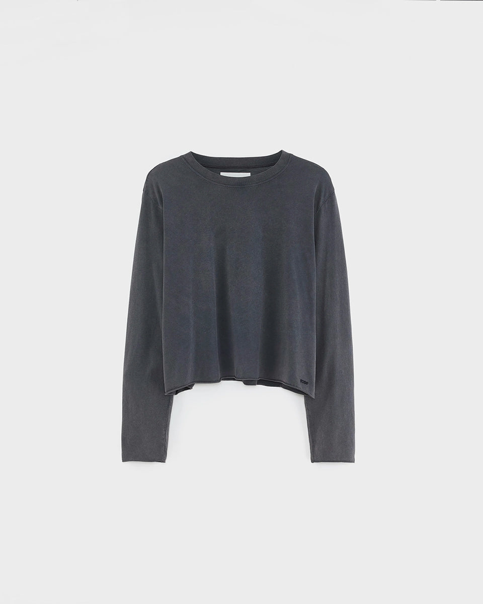 Luźny longsleeve w kolorze spranej czerni Fercy Black Beauty marki BELLEROSE z surowym wykończeniem i haftowanym logo marki. Posiada okrągły dekolt i długie rękawy. Wykonany w 100% z bawełny.&nbsp;

-Luźny krój

-Efekt sprania

-Zamów w swoim standardowym rozmiarze