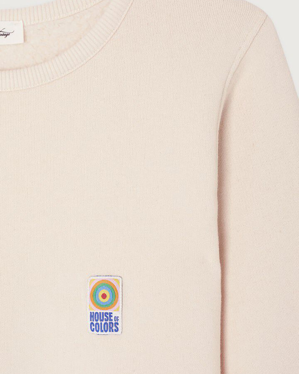 Luźna, bawełniana bluza FIK03 francuskiej marki American Vintage z długimi, raglanowymi rękawami i okrągłym dekoltem. Wykończona ściągaczami. Wykonana z miękkiej, bawełnianej tkaniny. Jest niezbędnym elementem codziennej garderoby, zaprojektowana z myślą o całorocznym noszeniu.

-Oversizowy krój

-Lekka, elastyczna bawełna&nbsp;

-Zamów bluzę w swoim standardowym rozmiarze