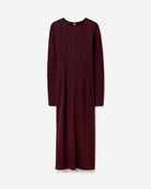 Minimalistyczna, luźna, elegancka sukienka midi Filippa K z okrągłym dekoltem i długimi rękawami rozszerzanymi pod pachami z guzikami przy mankietach. Na plecach posiada długie, wąskie rozcięcie. Z tyłu przy szyi zapinana na jeden guzik. Lekko zwężana w talii. Z tyłu w pasie ma elastyczną gumkę.