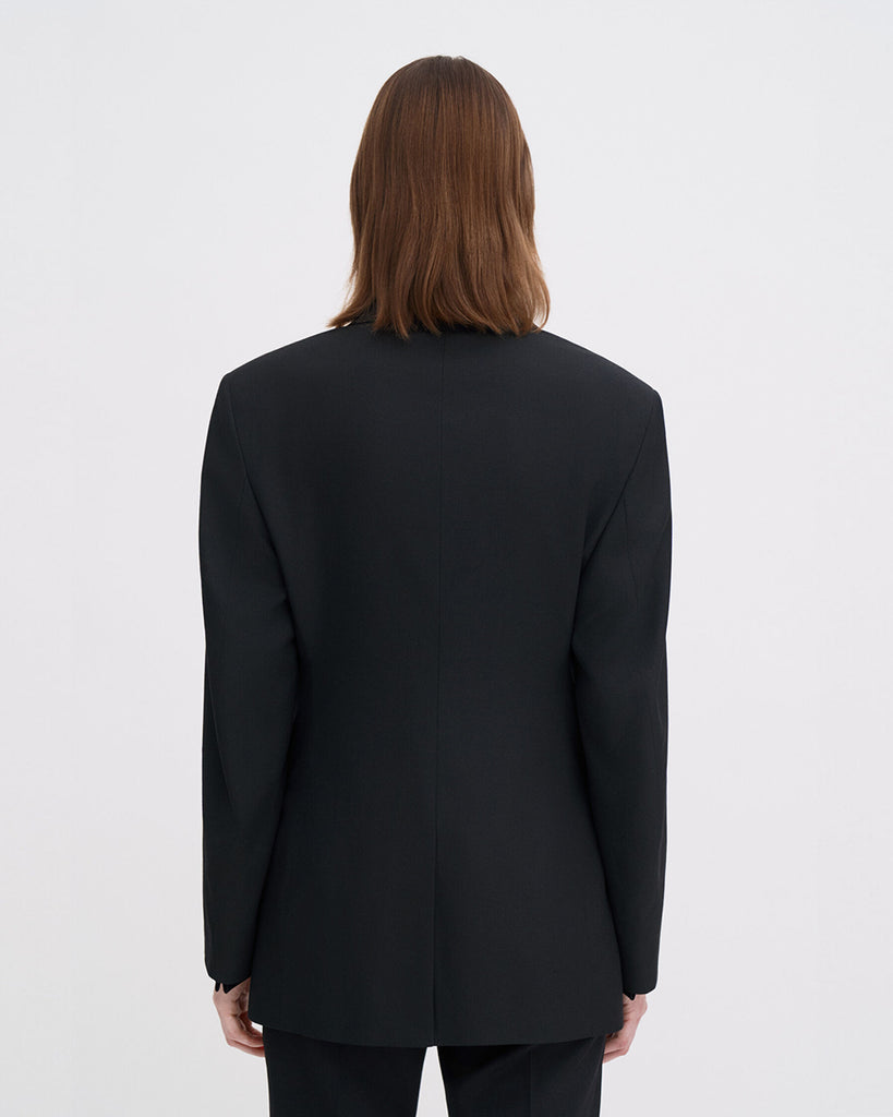 Klasyczna, jednorzędowa marynarka smokingowa Filippa K Hourglass Tuxedo z szerokimi ramionami i dopasowaną talią, która tworzy sylwetkę klepsydry. Zapinana na guzik z przodu. Noś ją z dopasowanymi spodniami, aby uzyskać wyrazisty look idealny na wieczorowe okazje.&nbsp;