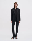 Klasyczna, jednorzędowa marynarka smokingowa Filippa K Hourglass Tuxedo z szerokimi ramionami i dopasowaną talią, która tworzy sylwetkę klepsydry. Zapinana na guzik z przodu. Noś ją z dopasowanymi spodniami, aby uzyskać wyrazisty look idealny na wieczorowe okazje.&nbsp;