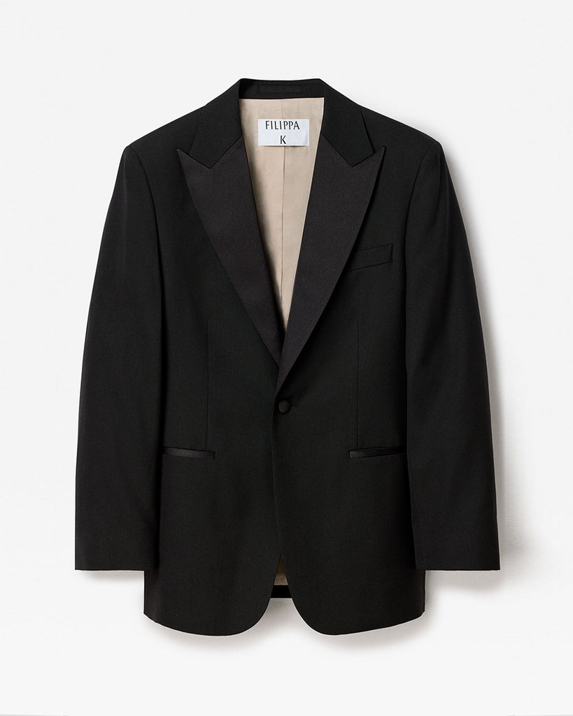 Klasyczna, jednorzędowa marynarka smokingowa Filippa K Hourglass Tuxedo z szerokimi ramionami i dopasowaną talią, która tworzy sylwetkę klepsydry. Zapinana na guzik z przodu. Noś ją z dopasowanymi spodniami, aby uzyskać wyrazisty look idealny na wieczorowe okazje.&nbsp;