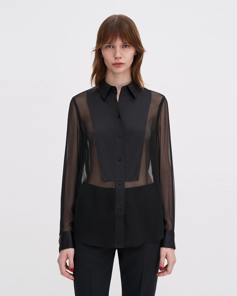 Transparentna, elegancka koszula smokingowa Filippa K z zabudowanym dekoltem i kołnierzykiem. Wykonana z najlepszej jakości jedwabiu. Koszula ma długie rękawy zakończone mankietami. Posiada długość za biodra. 