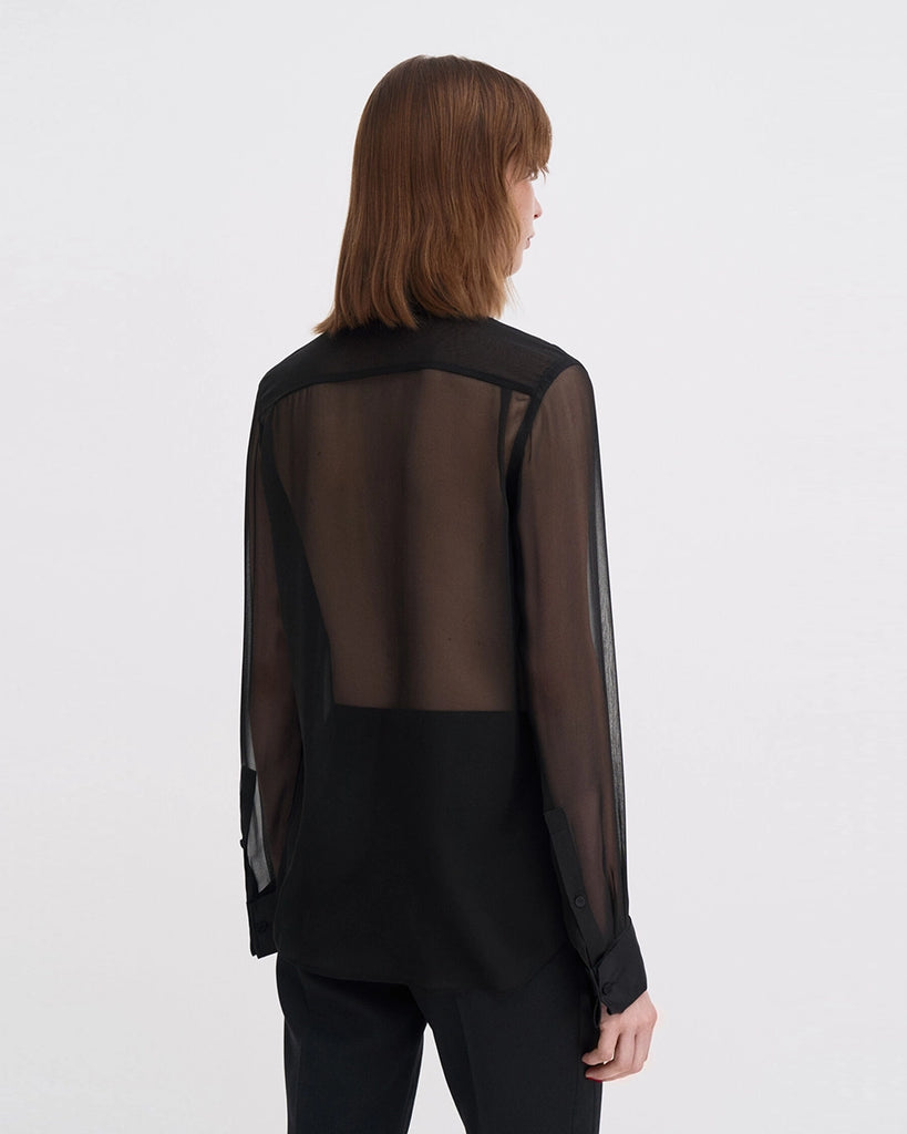 Transparentna, elegancka koszula smokingowa Filippa K z zabudowanym dekoltem i kołnierzykiem. Wykonana z najlepszej jakości jedwabiu. Koszula ma długie rękawy zakończone mankietami. Posiada długość za biodra. 