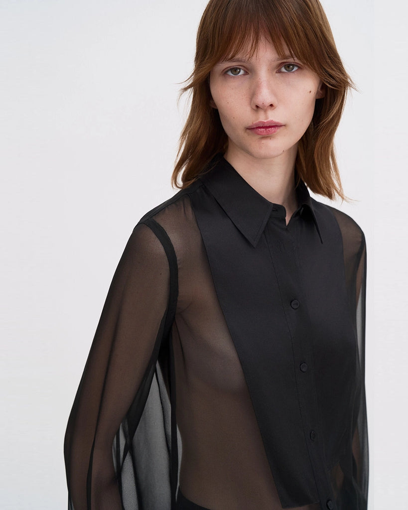 Transparentna, elegancka koszula smokingowa Filippa K z zabudowanym dekoltem i kołnierzykiem. Wykonana z najlepszej jakości jedwabiu. Koszula ma długie rękawy zakończone mankietami. Posiada długość za biodra. 