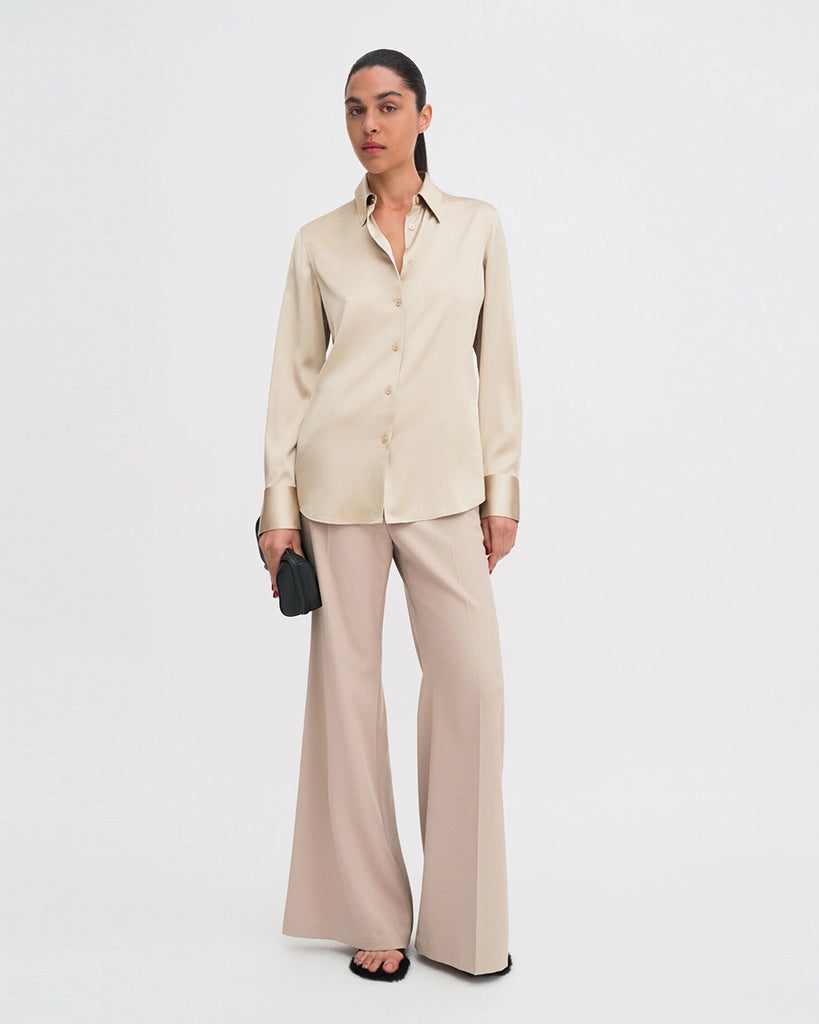 Klasyczna, minimalistyczna koszula Silk FILIPPA K o luźnym fasonie i prostym kroju. Posiada kołnierzyk i jest zapinana na guziki. Wykonana z luksusowego, lekko elastycznego jedwabiu. 