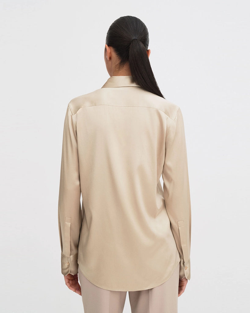 Klasyczna, minimalistyczna koszula Silk FILIPPA K o luźnym fasonie i prostym kroju. Posiada kołnierzyk i jest zapinana na guziki. Wykonana z luksusowego, lekko elastycznego jedwabiu. 