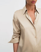 Klasyczna, minimalistyczna koszula Silk FILIPPA K o luźnym fasonie i prostym kroju. Posiada kołnierzyk i jest zapinana na guziki. Wykonana z luksusowego, lekko elastycznego jedwabiu. 