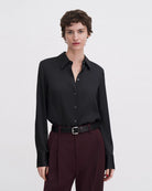 Klasyczna, minimalistyczna koszula Silk FILIPPA K o luźnym fasonie i prostym kroju. Posiada kołnierzyk i jest zapinana na guziki. Wykonana z luksusowego, lekko elastycznego jedwabiu.
