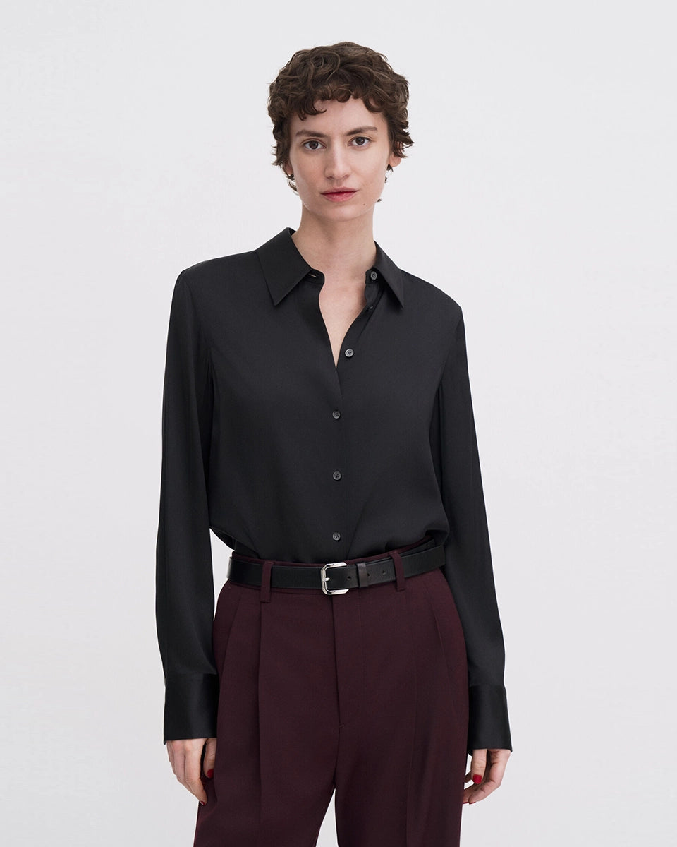 Klasyczna, minimalistyczna koszula Silk FILIPPA K o luźnym fasonie i prostym kroju. Posiada kołnierzyk i jest zapinana na guziki. Wykonana z luksusowego, lekko elastycznego jedwabiu.