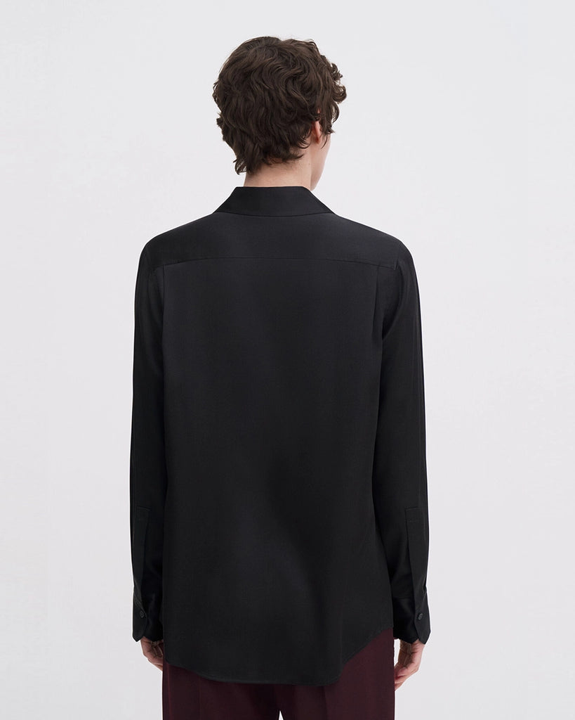 Klasyczna, minimalistyczna koszula Silk FILIPPA K o luźnym fasonie i prostym kroju. Posiada kołnierzyk i jest zapinana na guziki. Wykonana z luksusowego, lekko elastycznego jedwabiu.