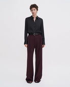 Klasyczna, minimalistyczna koszula Silk FILIPPA K o luźnym fasonie i prostym kroju. Posiada kołnierzyk i jest zapinana na guziki. Wykonana z luksusowego, lekko elastycznego jedwabiu.