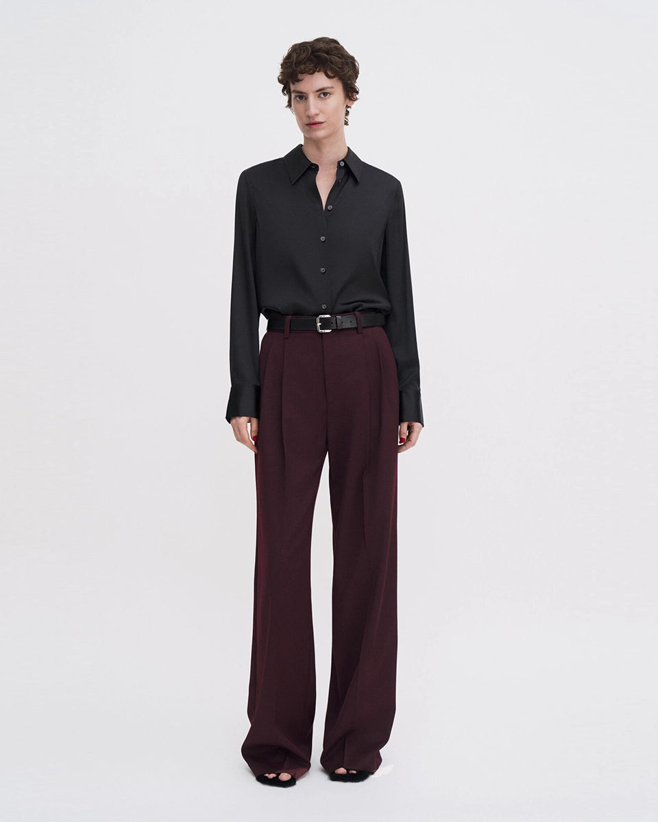 Klasyczna, minimalistyczna koszula Silk FILIPPA K o luźnym fasonie i prostym kroju. Posiada kołnierzyk i jest zapinana na guziki. Wykonana z luksusowego, lekko elastycznego jedwabiu.