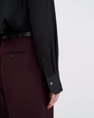 Klasyczna, minimalistyczna koszula Silk FILIPPA K o luźnym fasonie i prostym kroju. Posiada kołnierzyk i jest zapinana na guziki. Wykonana z luksusowego, lekko elastycznego jedwabiu.