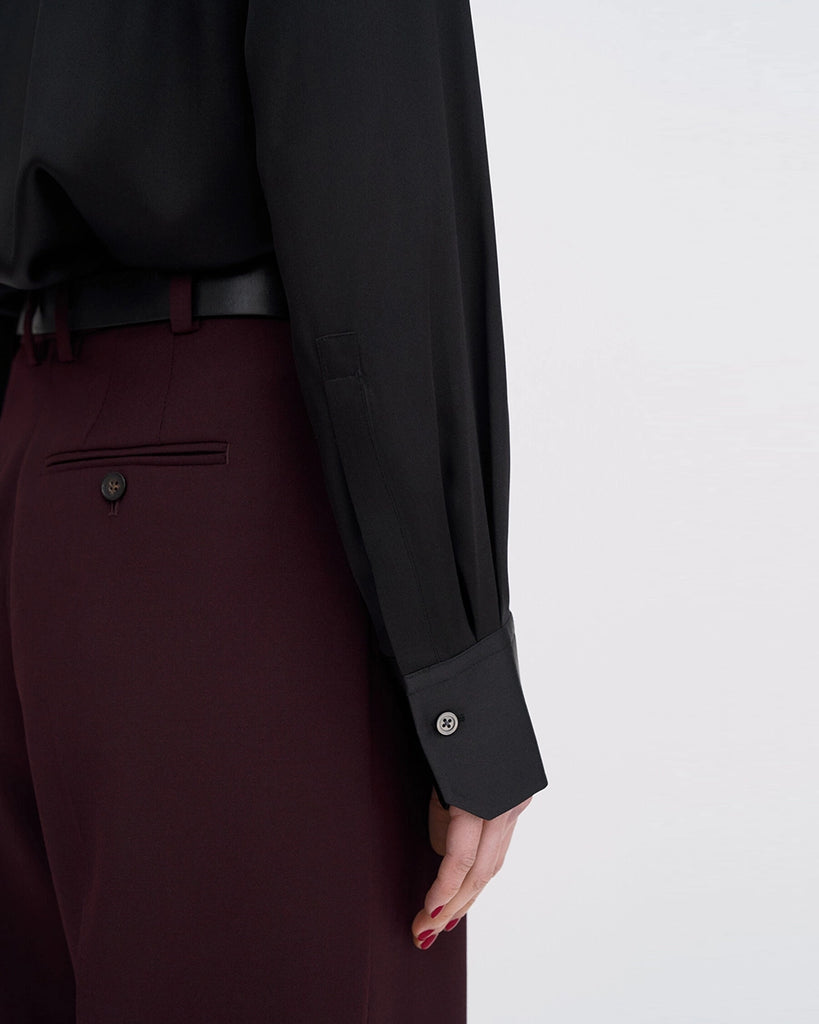 Klasyczna, minimalistyczna koszula Silk FILIPPA K o luźnym fasonie i prostym kroju. Posiada kołnierzyk i jest zapinana na guziki. Wykonana z luksusowego, lekko elastycznego jedwabiu.