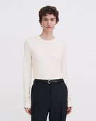 Luźny, minimalistyczny longsleeve Filippa K z okrągłym dekoltem i długimi rękawami. Top ma prosty krój. Jest wykonany z bardzo miękkiej i lejącej tkaniny z prążkowaną fakturą.