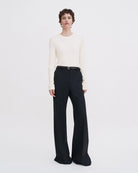 Luźny, minimalistyczny longsleeve Filippa K z okrągłym dekoltem i długimi rękawami. Top ma prosty krój. Jest wykonany z bardzo miękkiej i lejącej tkaniny z prążkowaną fakturą.