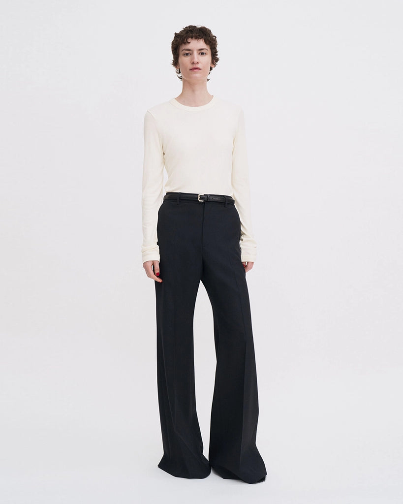 Luźny, minimalistyczny longsleeve Filippa K z okrągłym dekoltem i długimi rękawami. Top ma prosty krój. Jest wykonany z bardzo miękkiej i lejącej tkaniny z prążkowaną fakturą.