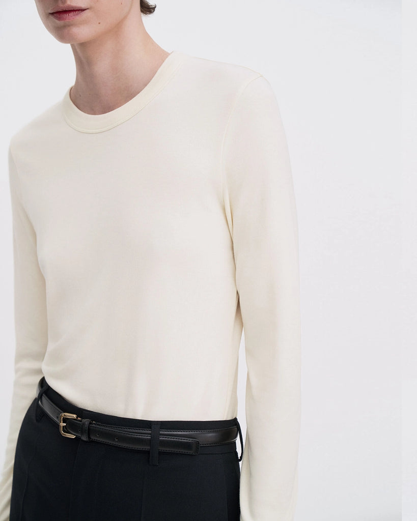 Luźny, minimalistyczny longsleeve Filippa K z okrągłym dekoltem i długimi rękawami. Top ma prosty krój. Jest wykonany z bardzo miękkiej i lejącej tkaniny z prążkowaną fakturą.