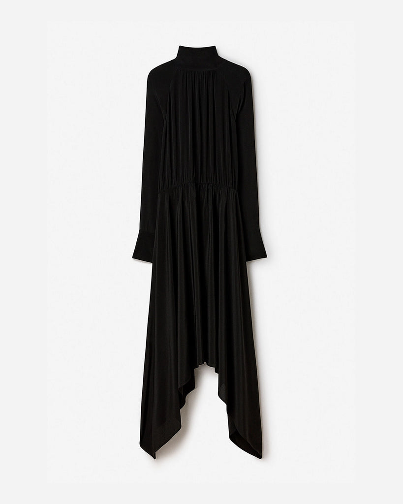 Minimalistyczna, luźna, elegancka sukienka midi Filippa K z wysokim dekoltem w formie golfu i wiązaniem z tyłu przy szyi. Sukienka ma długie rękawy zakończone mankietami oraz efektowne, wąskie rozcięcie na plecach. Z przodu marszczona przy dekolcie i i talii. U dołu wykończona asymetrycznie