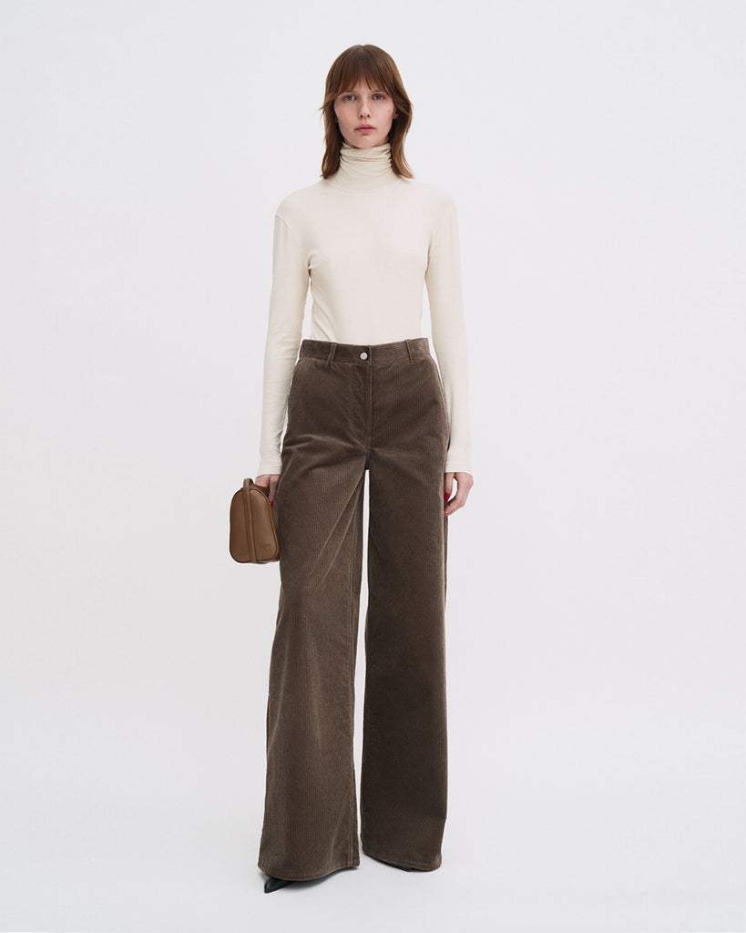 Luźne spodnie Fillipa K Wide Leg Corduroy z bawełnianego sztruksu, z szerokimi nogawkami i bardzo długim krojem. Spodnie mają średni stan. Zapinane na zamek błyskawiczny i guzik. Posiadają szlufki na pasek. Wykonane w 100% z bawełny organicznej.