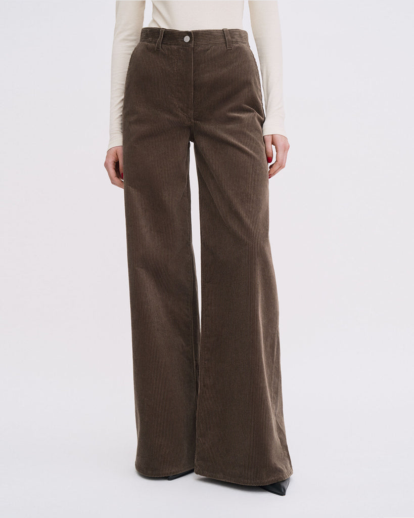 Luźne spodnie Fillipa K Wide Leg Corduroy z bawełnianego sztruksu, z szerokimi nogawkami i bardzo długim krojem. Spodnie mają średni stan. Zapinane na zamek błyskawiczny i guzik. Posiadają szlufki na pasek. Wykonane w 100% z bawełny organicznej.