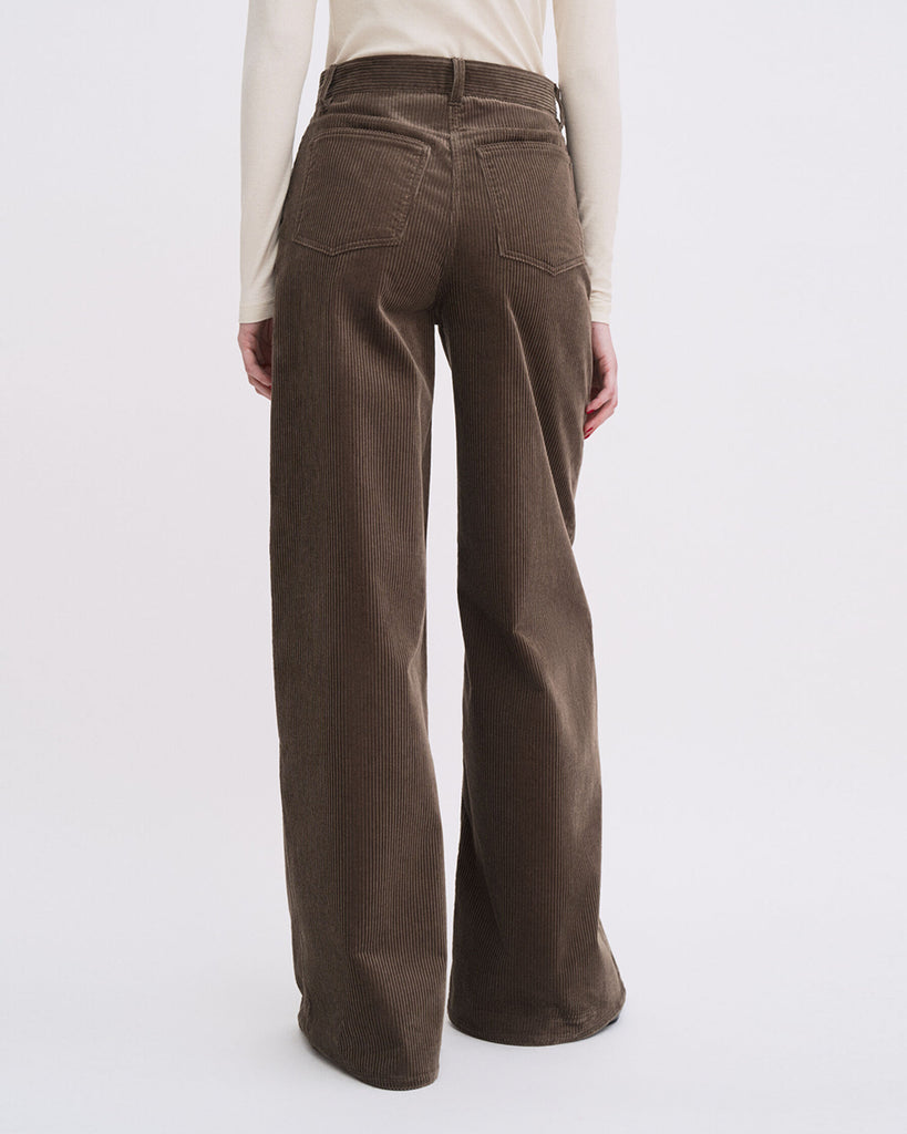 Luźne spodnie Fillipa K Wide Leg Corduroy z bawełnianego sztruksu, z szerokimi nogawkami i bardzo długim krojem. Spodnie mają średni stan. Zapinane na zamek błyskawiczny i guzik. Posiadają szlufki na pasek. Wykonane w 100% z bawełny organicznej.