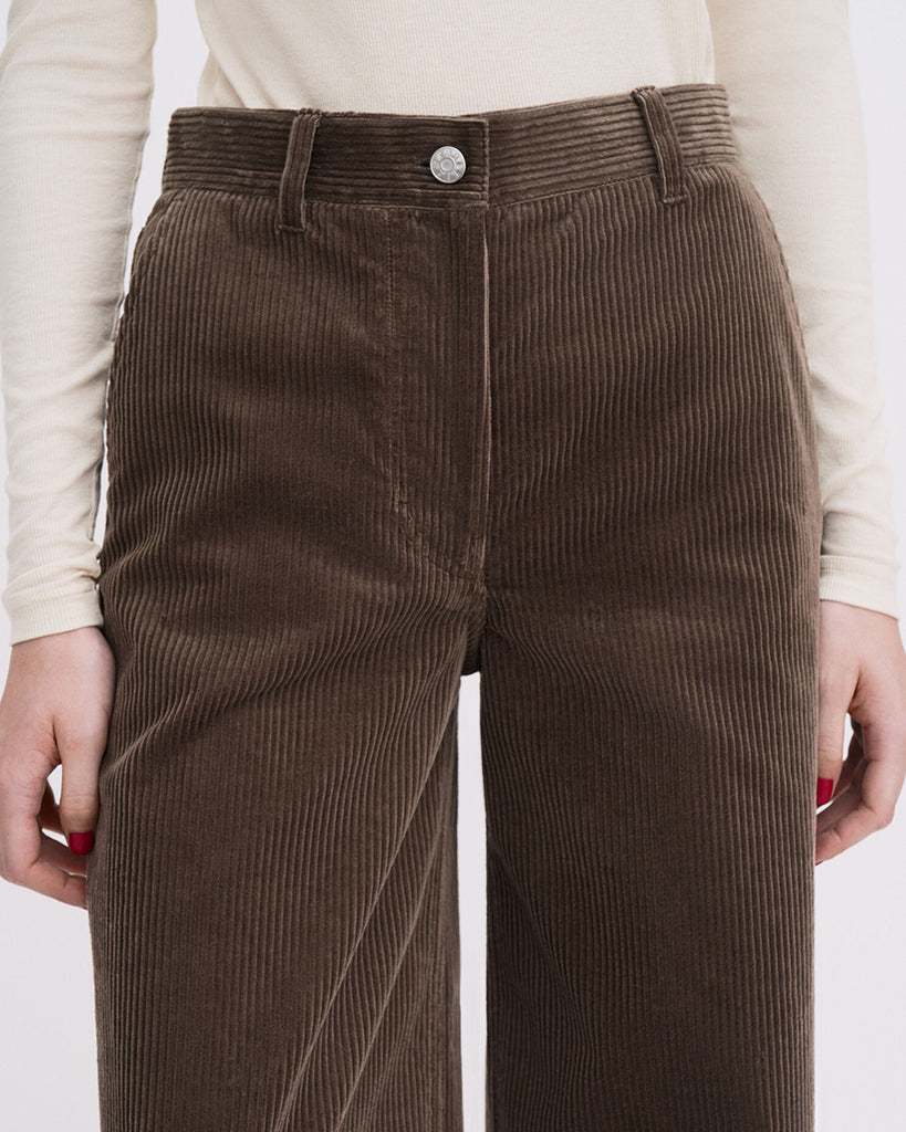 Luźne spodnie Fillipa K Wide Leg Corduroy z bawełnianego sztruksu, z szerokimi nogawkami i bardzo długim krojem. Spodnie mają średni stan. Zapinane na zamek błyskawiczny i guzik. Posiadają szlufki na pasek. Wykonane w 100% z bawełny organicznej.