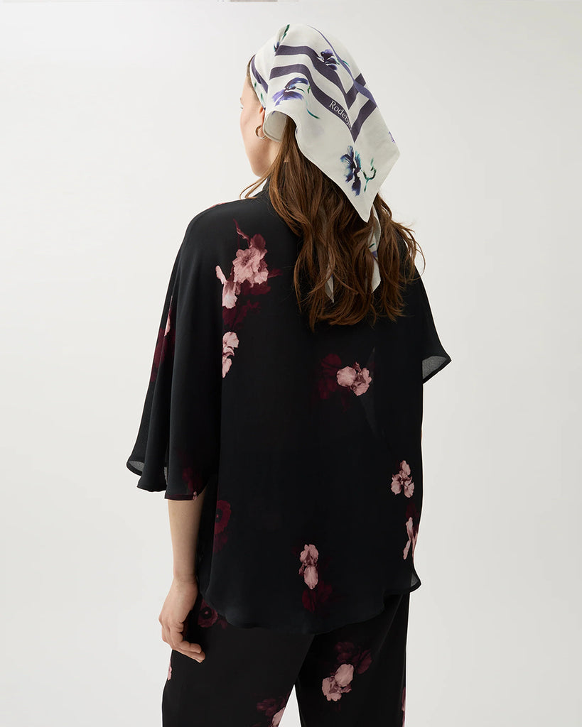 Zwiewna, koszulowa bluzka Finch Wine Black w kolorze czarnym z kwiatowym printem. Posiada klasyczny kołnierzyk i asymetryczne rękawy. Zapinana jest na ukryte guziki. Stwórz idealny set ze spodniami Ezra tej samej marki.&nbsp;