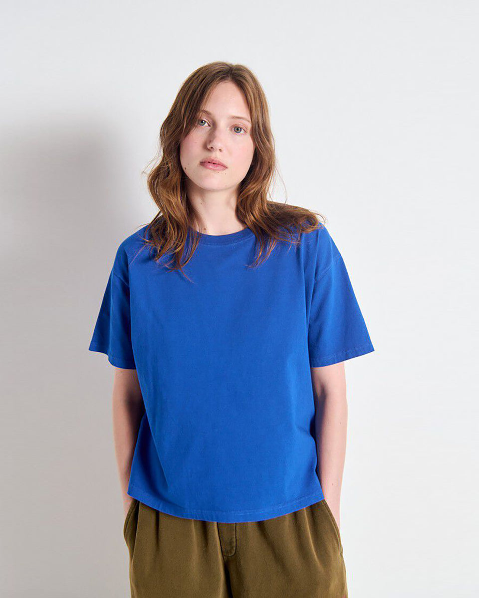 Luźny, oversizowy, prosty t-shirt FIZ02 American Vintage z krótkim, szerokim rękawem i okrągłym dekoltem. Wykonany z grubej, mięsistej bawełny.

-Jeśli chcesz uzyskać oversizowy efekt jak ten zaprezentowany na modelce - zamów t-shirt w swoim normalnym rozmiarze. Jeśli chcesz żeby był nieco bardziej przylegający - zamów koszulkę w mniejszym rozmiarze.