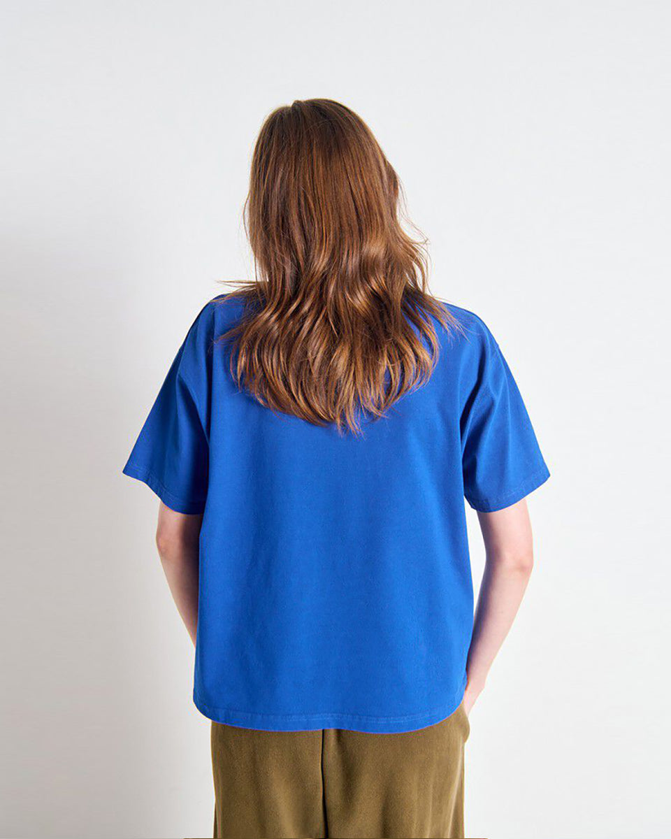 Luźny, oversizowy, prosty t-shirt FIZ02 American Vintage z krótkim, szerokim rękawem i okrągłym dekoltem. Wykonany z grubej, mięsistej bawełny.

-Jeśli chcesz uzyskać oversizowy efekt jak ten zaprezentowany na modelce - zamów t-shirt w swoim normalnym rozmiarze. Jeśli chcesz żeby był nieco bardziej przylegający - zamów koszulkę w mniejszym rozmiarze.