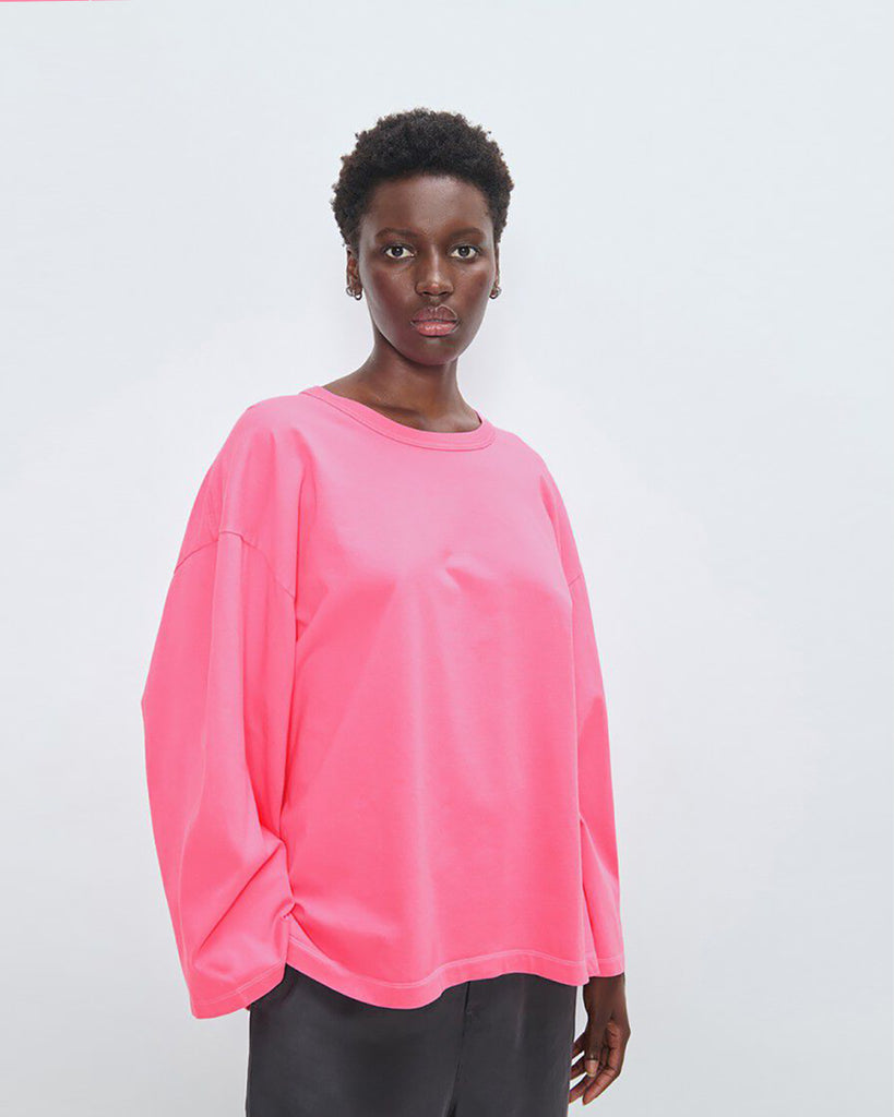 Oversizowy T-shirt FIZ02 Vintage Candy francuskiej marki American Vintage z długimi rękawami i klasycznym, okrągłym dekoltem. Wykonana w 100% z grubej, gładkiej bawełny. To ponadczasowy model, który można łączyć zarówno z jeansami, jak i spodniami dresowymi.&nbsp;