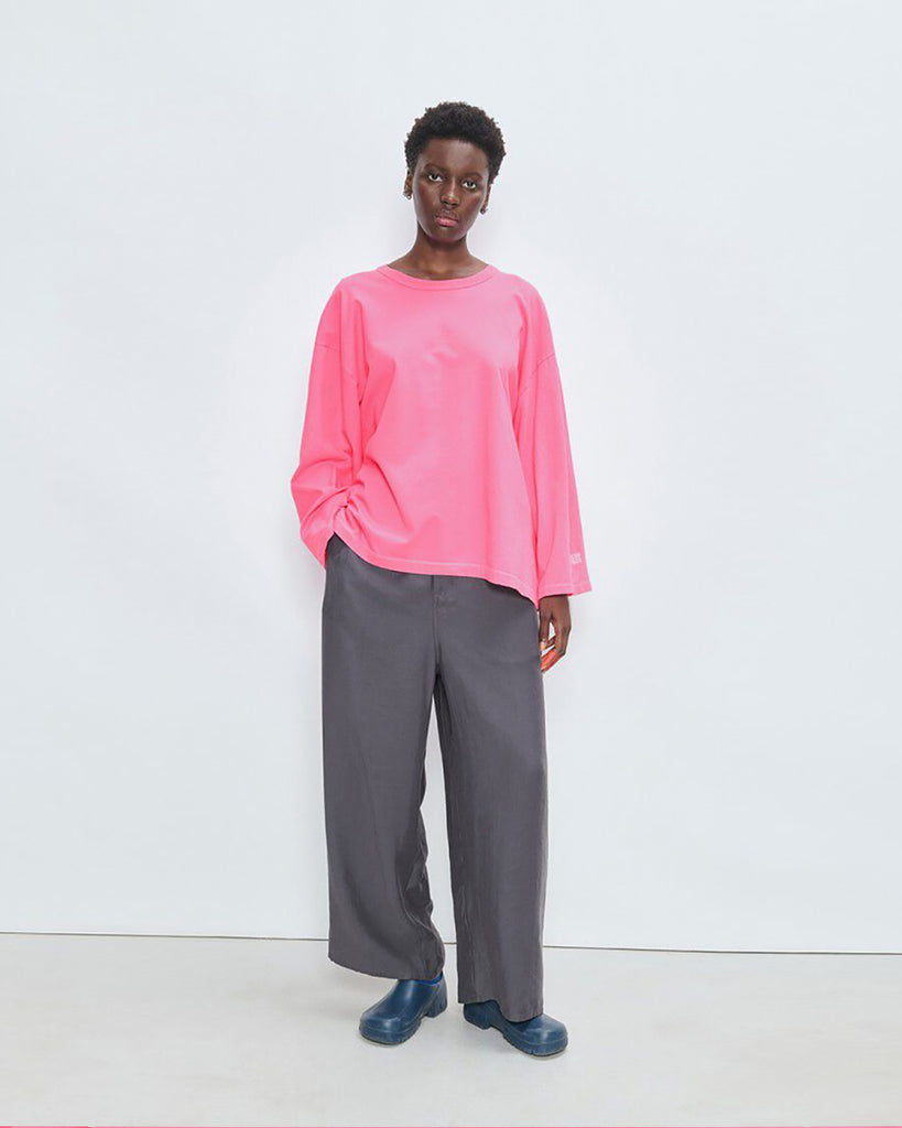 Oversizowy T-shirt FIZ02 Vintage Candy francuskiej marki American Vintage z długimi rękawami i klasycznym, okrągłym dekoltem. Wykonana w 100% z grubej, gładkiej bawełny. To ponadczasowy model, który można łączyć zarówno z jeansami, jak i spodniami dresowymi.&nbsp;