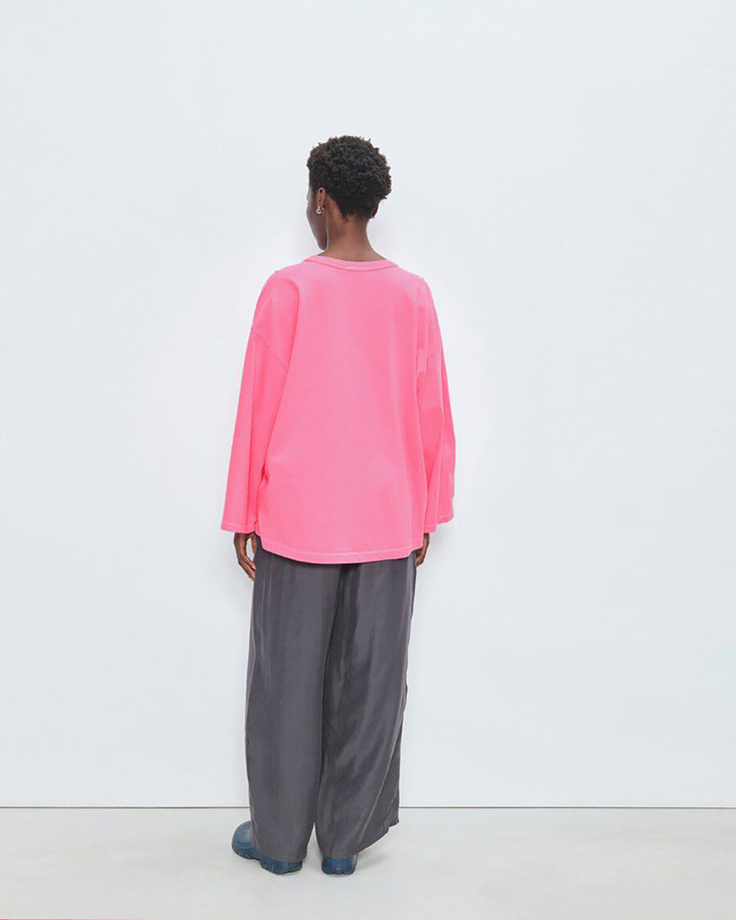 Oversizowy T-shirt FIZ02 Vintage Candy francuskiej marki American Vintage z długimi rękawami i klasycznym, okrągłym dekoltem. Wykonana w 100% z grubej, gładkiej bawełny. To ponadczasowy model, który można łączyć zarówno z jeansami, jak i spodniami dresowymi.&nbsp;